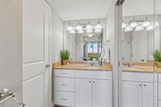 Building Photo - 900 Cove Cay Dr