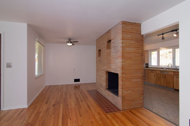 Building Photo - North Side Shadle Park 3 Bed 1.5 Bath Home with beautiful hardwood floors Full Basement