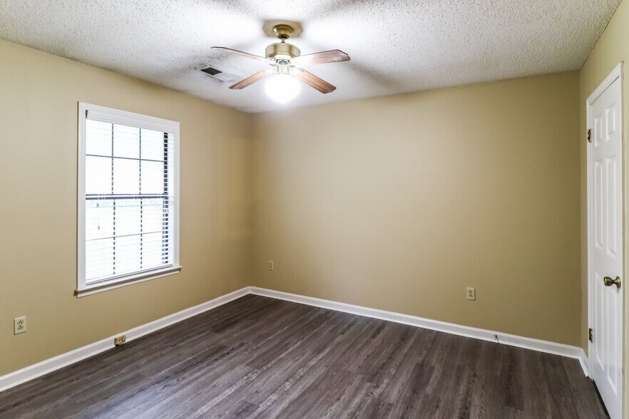 Building Photo - 928 Pheasant Hollow Dr