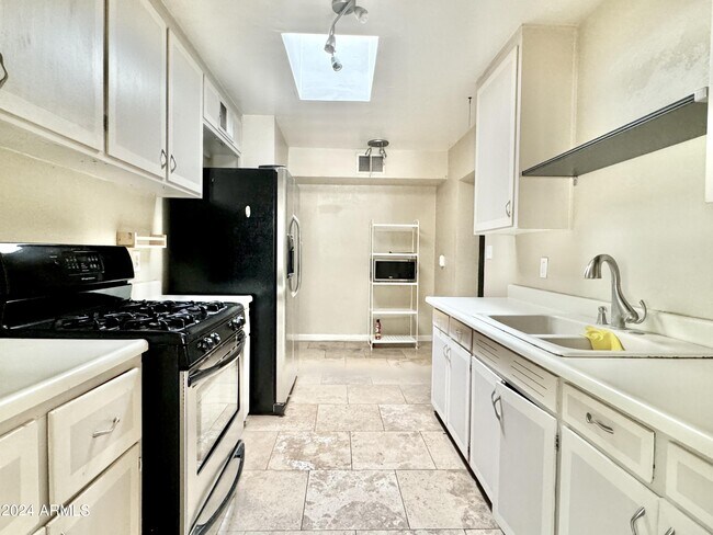 Building Photo - 731 W 12th Pl