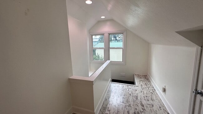 Building Photo - Portland Original Bungalow! Hardwoods, Lar...