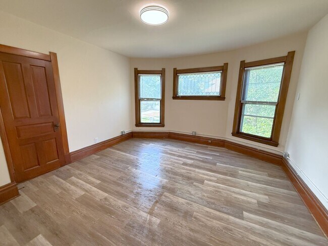 Building Photo - 116 Lathrop St