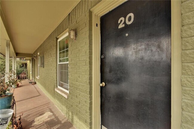 Building Photo - 2302 East Side Dr
