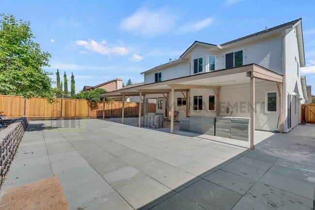 Building Photo - Completely Renovated 4-Bedroom Home with M...
