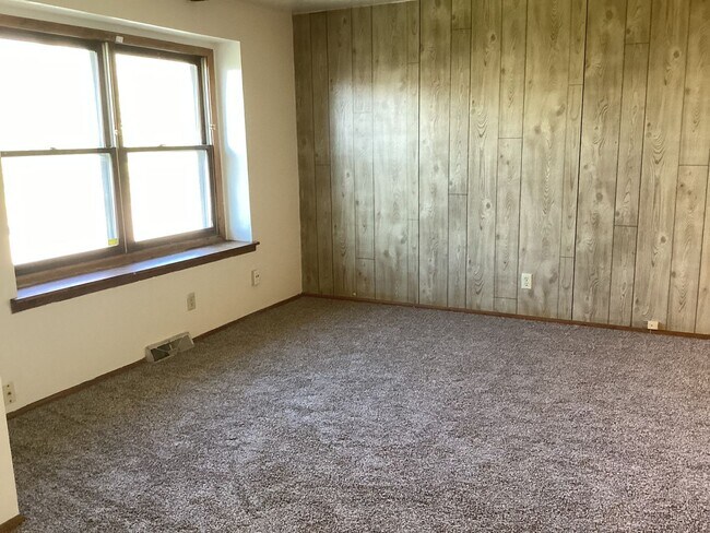 Building Photo - 9135-9137 N. Swan Rd