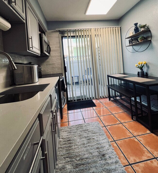 Building Photo - 14898 Granada Dr