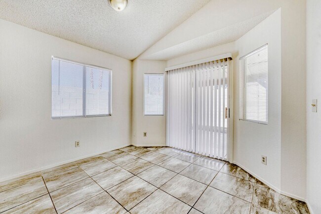 Building Photo - Newly painted and new carpet!