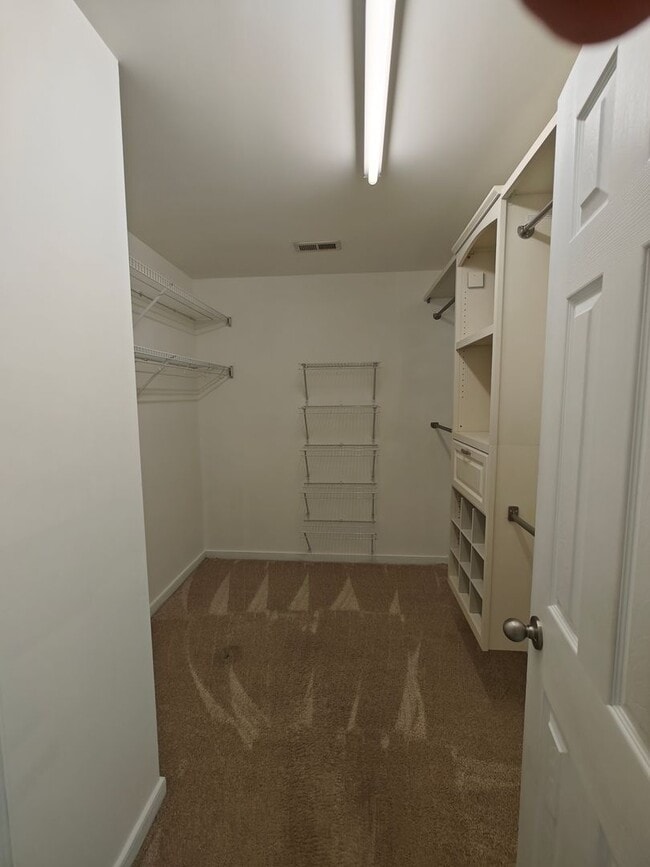 Building Photo - 5 Bedroom home in Henrico