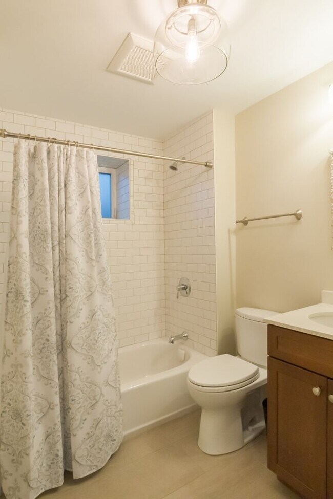 Building Photo - 6bd/3.75ba Seattle Home