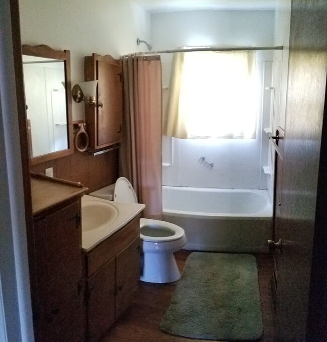 Building Photo - Beautiful Oakland Home with Finished Basement & Hardwood Floors