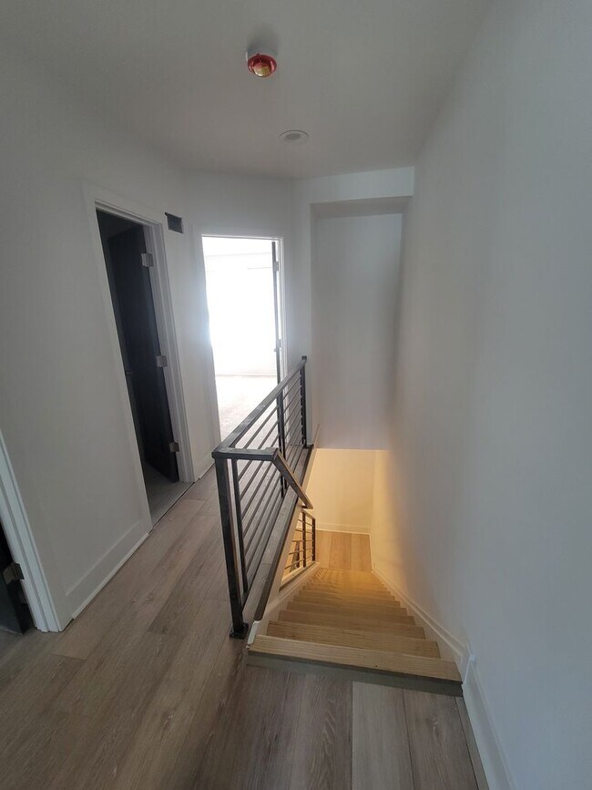 Building Photo - Fully beautiful rehab 4 bed 2.5 bath secti...