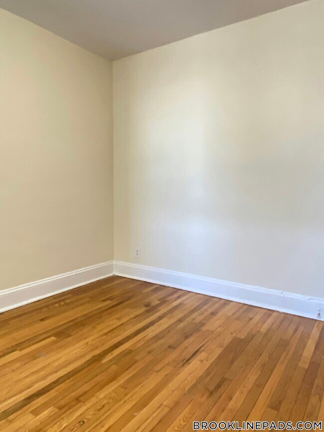 Building Photo - 352 Riverway