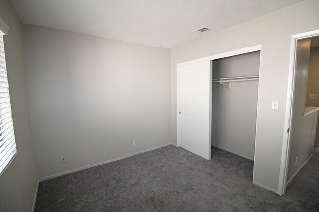 Building Photo - Oxnard | 4 bedroom + 2.5 bathroom Single F...