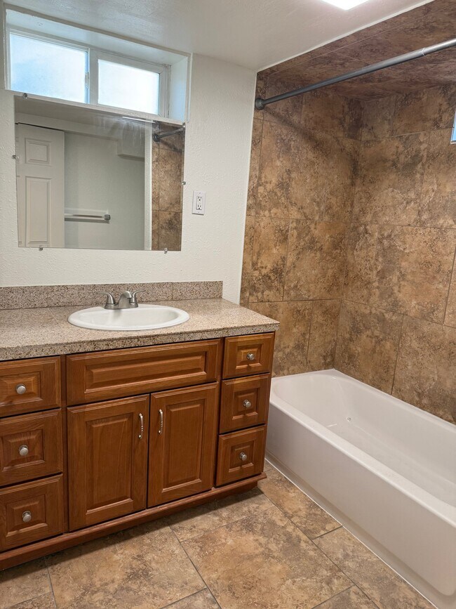 Building Photo - 948 Poinsettia Dr