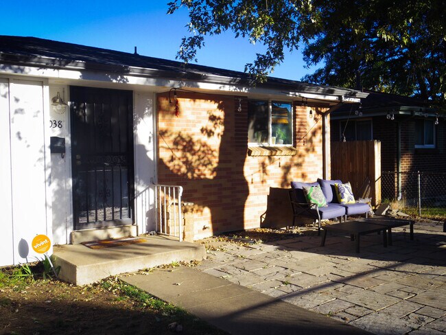 Shaded front yard - 4038 Kalamath St