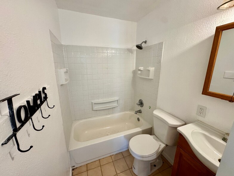 Building Photo - 8 Louise Ln