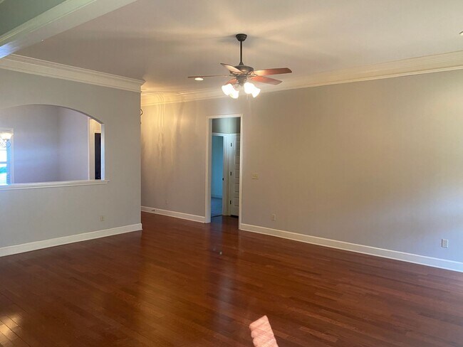 Building Photo - 3 bed / 2 bath Forest Glen