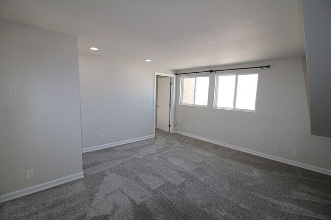 Building Photo - Oceanfront Silverstrand | 4 Bedroom + 3 Ba...