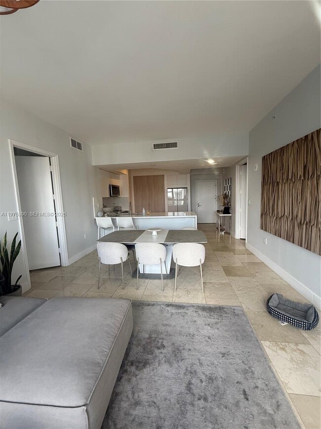 Building Photo - 20000 E Country Club Dr