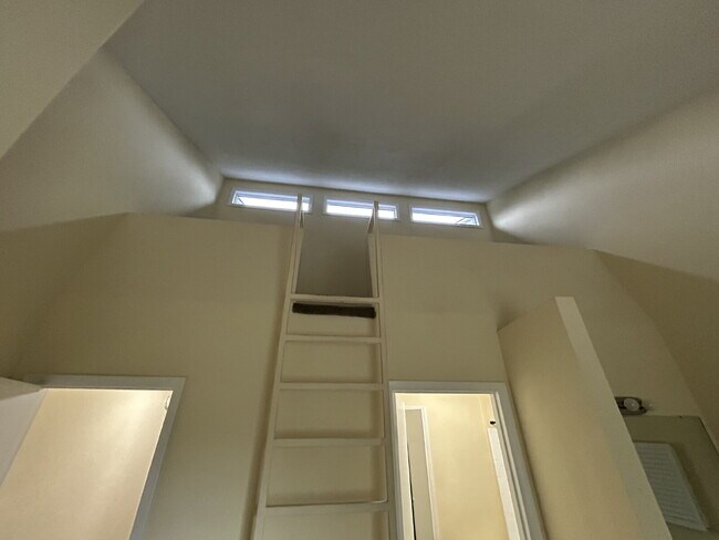 Building Photo - Spacious 2 bedroom townhouse with an additional loft located near TCC!