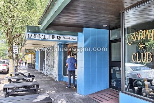 Building Photo - 2 Bed, 1 Bath Unit in Laurelhurst Plex