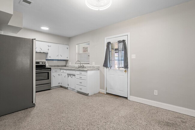Building Photo - 613 Edgecliff Dr