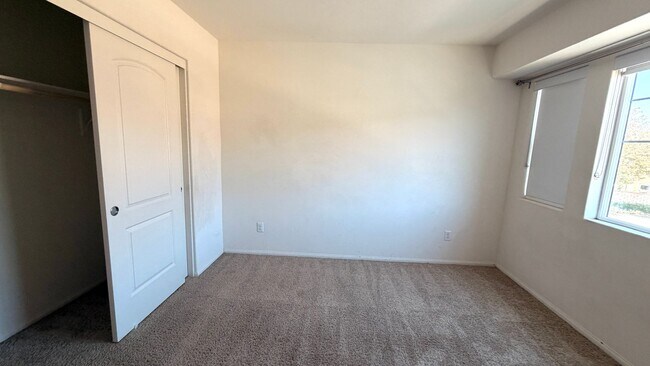Building Photo - Modern Townhouse in Fairview Community of Bonsall