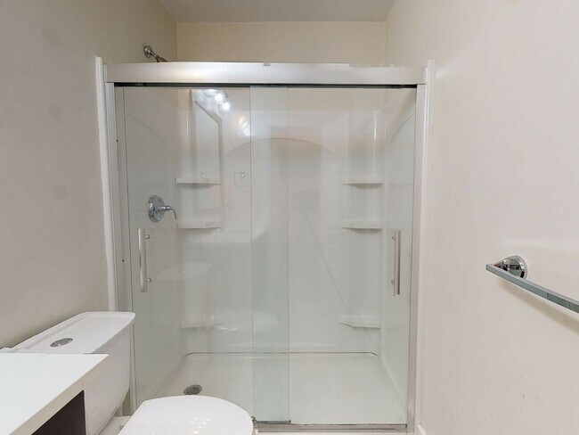 Building Photo - Must see 5-bedroom duplex…..