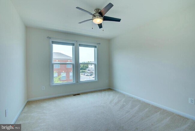 Building Photo - 42262 Knotty Oak Terrace