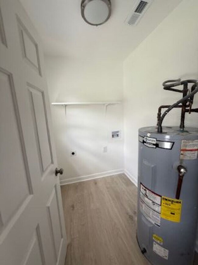 Building Photo - Two bedroom, 1 bath updated apartment in Burlington