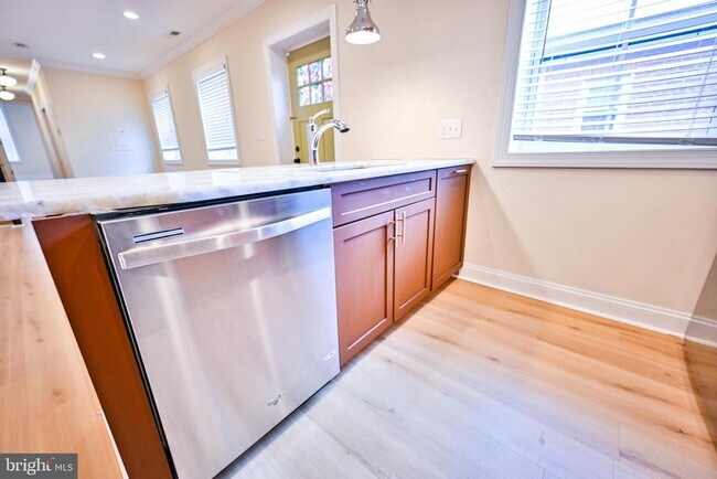 Building Photo - 907 Stiles St