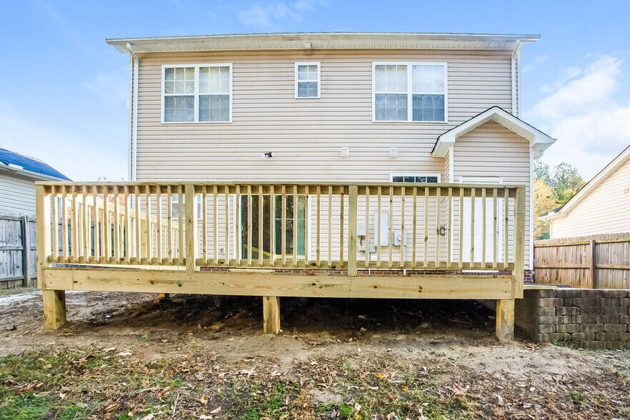 Building Photo - 711 Continental Dr
