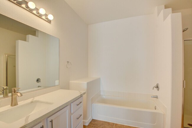 Building Photo - CLEAN, move in ready~GATED and super COMMUNITY!