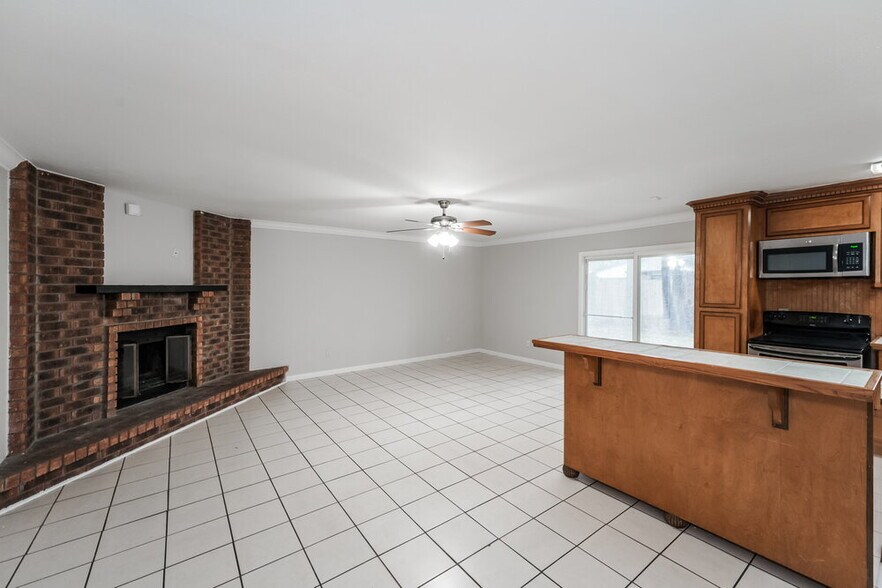 Building Photo - 2839 Canary Ln