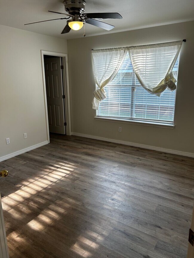 Building Photo - Pre - Leasing 3 Bedroom 2 Bath Extremely c...