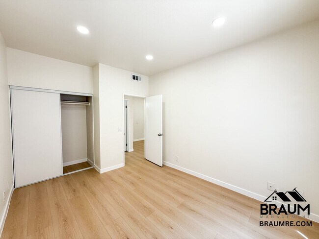 Building Photo - 11459 Collins St