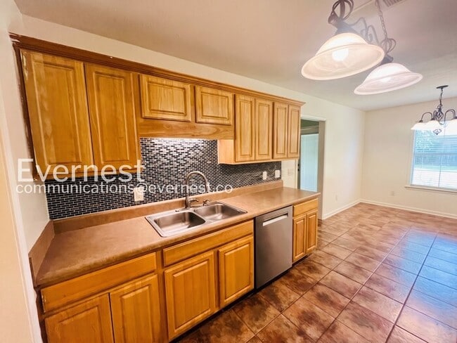 Building Photo - 3 Bed/2 Bath Home with Garage / Pet-Friendly / Vouchers Accepted / Available Now!