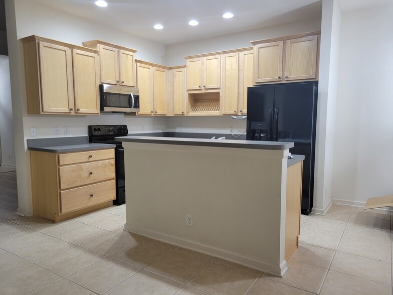 Island Kitchen/New Appliances - 221 Victoria Commons Blvd