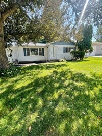 Building Photo - 3 bedroom, 1 bath home for rent in great location!