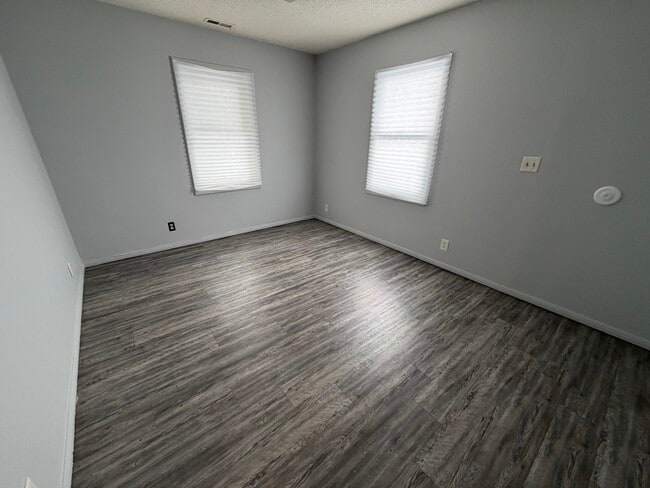 Building Photo - 1402 Main-E