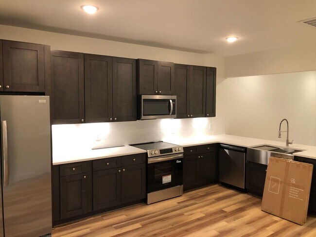 Building Photo - r38