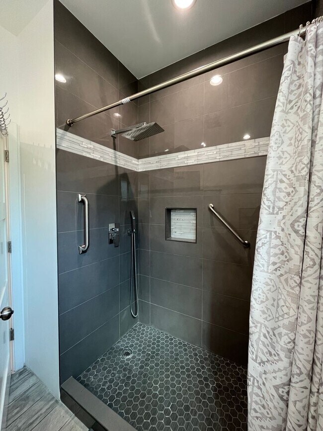 Building Photo - Furnished 1+1 w/dishwasher + in-unit laundry!