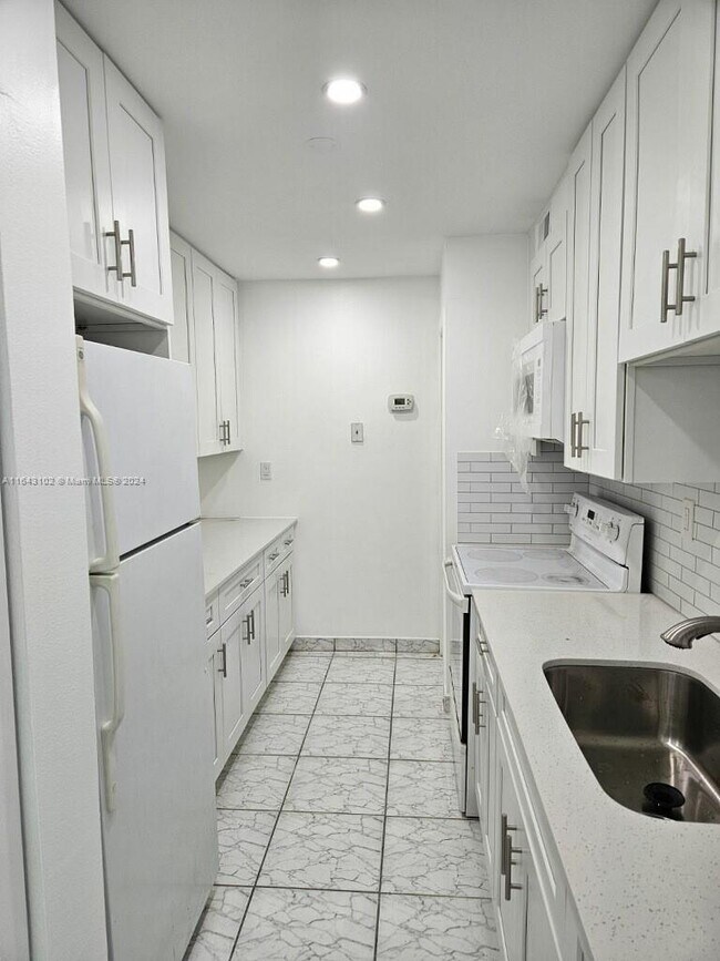 Building Photo - 750 NW 43rd Ave