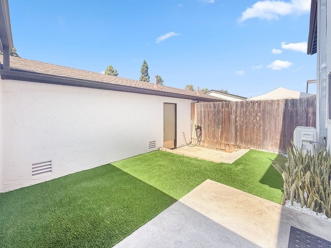 Building Photo - Modern 3BR/2.5BA Home with A/C and Attache...