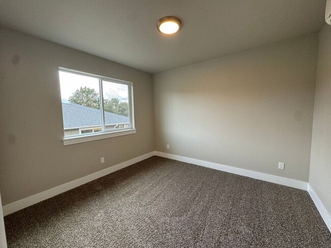 Building Photo - Green Area 3-Bedroom, 2-Bath Duplex with Garage