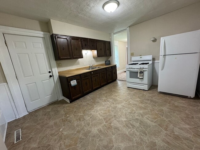 Building Photo - I Can See Clearly Now: Spacious 2 Bed, 1 B...
