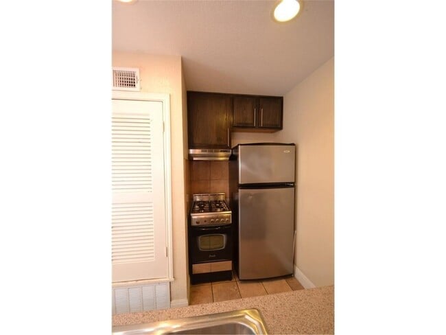 Building Photo - UT PRE-LEASE: 2 bd/ 1 ba North campus/Hyde...