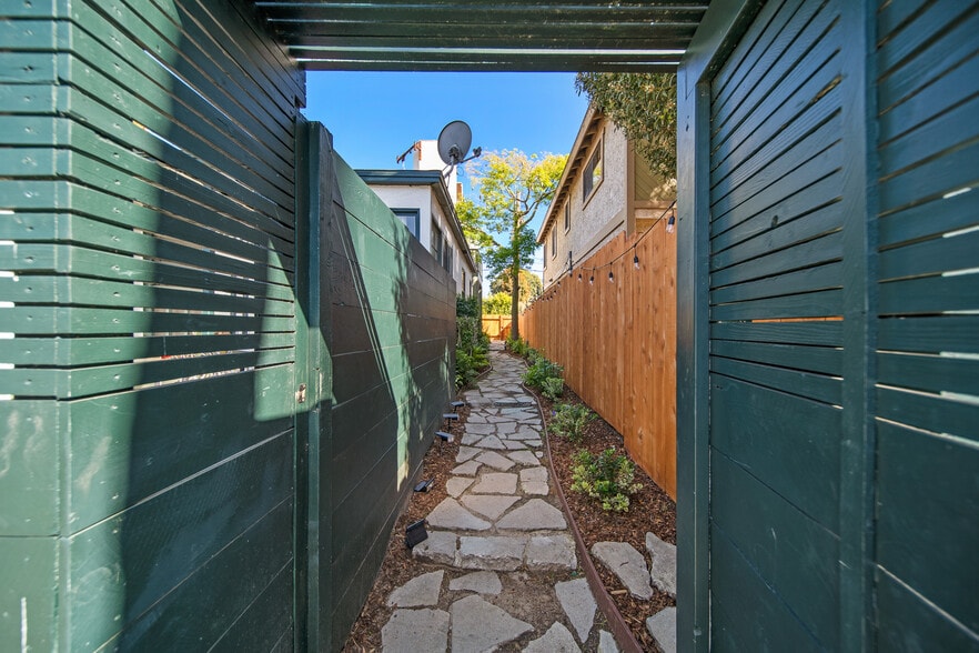 Gated entry - 906 Victoria Ave