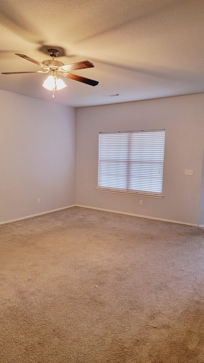 Building Photo - 904 SW Green World St