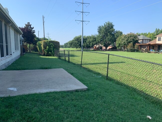 Backyard with golf course - 6009 Wilmington Dr